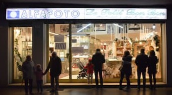 Esterno del negozio Alfafoto Le Petit Bon Bon a Padova, via Forcellini 52, specializzato in fotografia e bomboniere artigianali da oltre 32 anni.