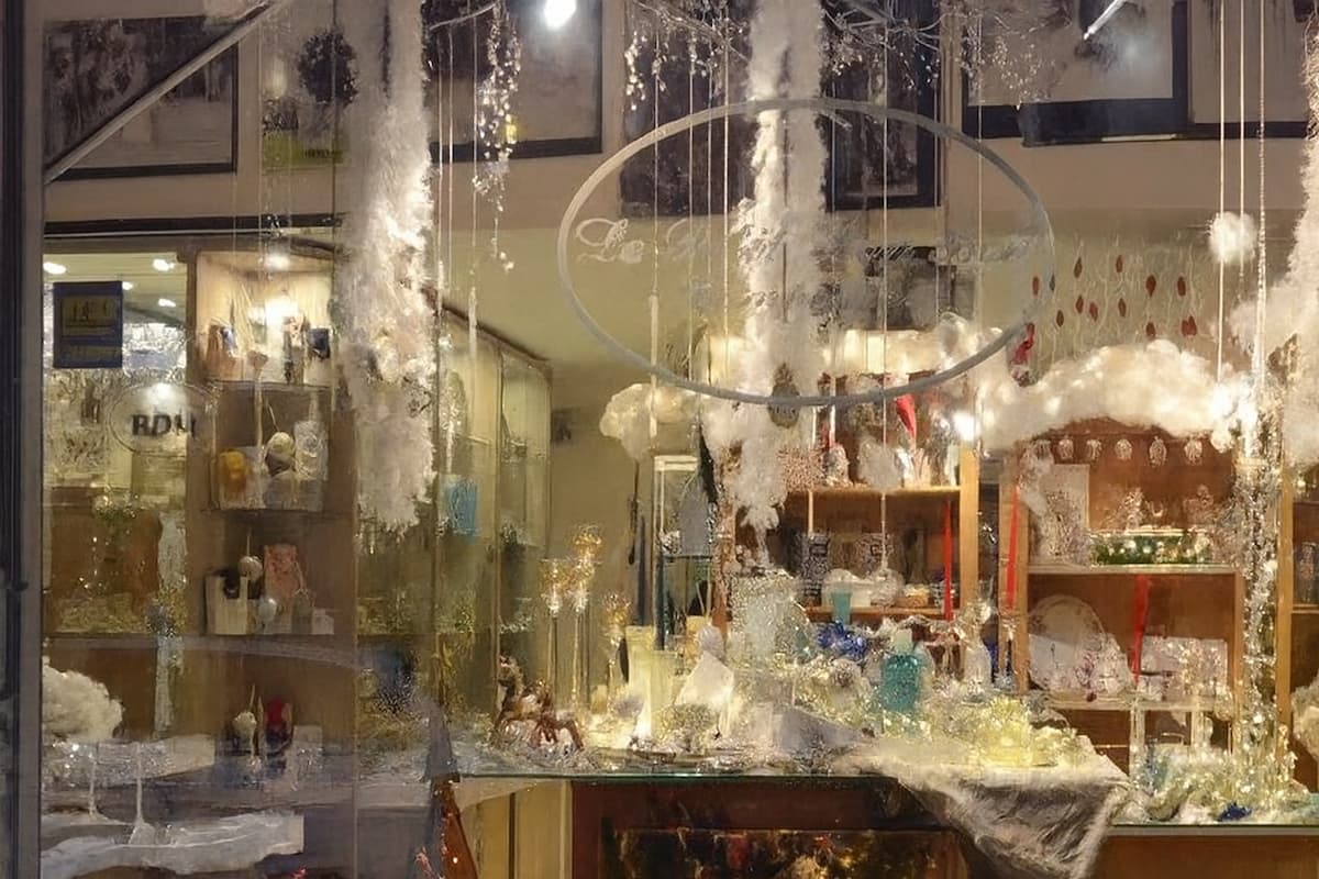 Interno di boutique decorata con articoli regalo, bomboniere e oggetti da cerimonia
