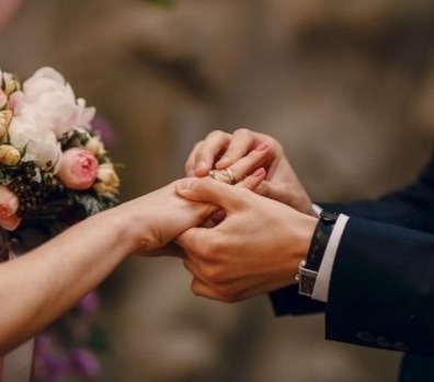 Particolare servizio matrimoniale. Scambio anelli nunziali