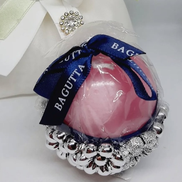 Oggetto in argento con base decorativa e candela, confezionato con nastro blu, ideale come bomboniera o regalo elegante. Bugatti