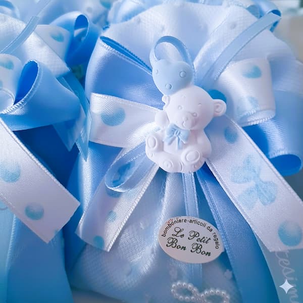 VBomboniera azzurra per battesimo con orsetto bianco, fiocco a pois