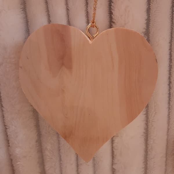 cuore in legno intagliato da artigiano della valle Aurina