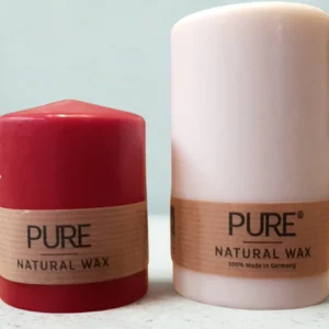 Candele a colonna Wenzel "Pure Natural Wax" in rosso carminio e bianco naturale. Realizzate in 100% cera naturale di stearina e colza, prodotte in Germania.