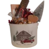 Cesto regalo natalizio con torrone, cioccolatini, bastoncino di zucchero e decorazioni in secchiello decorato