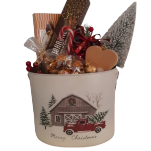 Cesto regalo natalizio con torrone, cioccolatini, bastoncino di zucchero e decorazioni in secchiello decorato