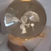 Globo in cristallo inciso 3D bambina con ombrello, base in legno e cavo di alimentazione con interruttore.