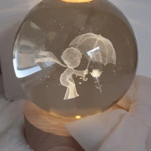 Globo in cristallo inciso 3D bambina con ombrello, base in legno e cavo di alimentazione con interruttore.