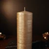 Candela cilindrica Safe Candle Rustikana Kerzen Wenzel colore gold metallizzato con finitura rustica e sistema autoestinguente DEKRA.