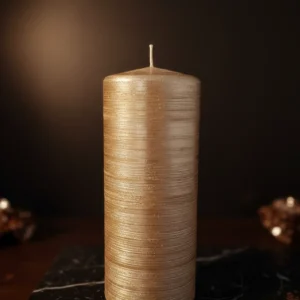 Candela cilindrica Safe Candle Rustikana Kerzen Wenzel colore gold metallizzato con finitura rustica e sistema autoestinguente DEKRA.