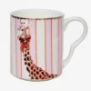 Tazza in porcellana Yvonne Ellen da 250ml. Raffigura una giraffa con fiocco rosso su sfondo a righe verticali rosa e bianche, con orlo dorato smerlato.