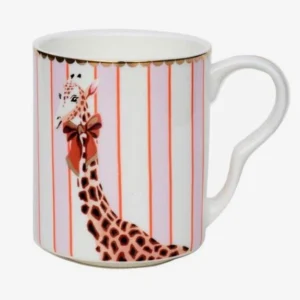 Tazza in porcellana Yvonne Ellen da 250ml. Raffigura una giraffa con fiocco rosso su sfondo a righe verticali rosa e bianche, con orlo dorato smerlato.