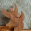 Coppia di angeli in legno di cirmolo fatti a mano, decorazione natalizia artigianale delle Dolomiti.