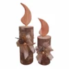 Set di due decorazioni natalizie a tronchetto in legno con finta fiamma intagliata e decorazioni di pigne e fiocchi oro.