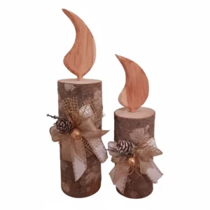 Set di due decorazioni natalizie a tronchetto in legno con finta fiamma intagliata e decorazioni di pigne e fiocchi oro.
