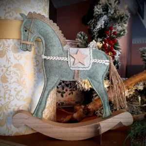 Cavallo a dondolo decorativo in feltro verde salvia con base in legno, sella a stella e criniera glitterata. Decorazione natalizia artigianale.