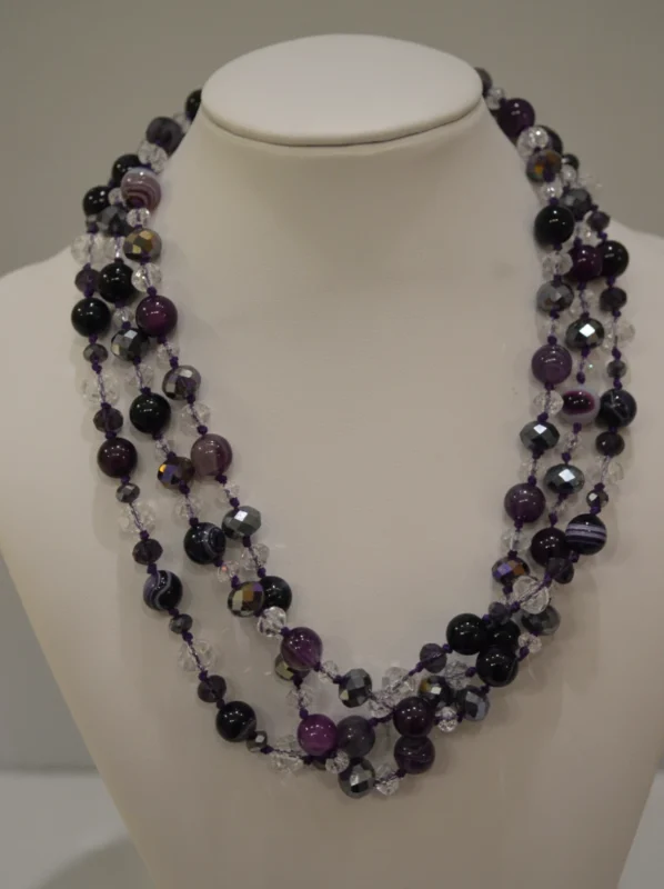 Collana artigianale multifilo Shankara Firenze con pietre nere lucide e cristalli trasparenti su manichino bianco