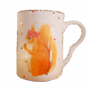 Tazza Yvonne Ellen 250ml in Fine Bone China con illustrazione di scoiattolo natalizio che indossa un cappello a righe, sfondo a pois festivi e rifiniture dorate