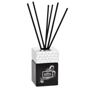 Diffusore di fragranza Bagutta Cubo, in vetro nero con coperchio in metallo argentato e bastoncini neri.