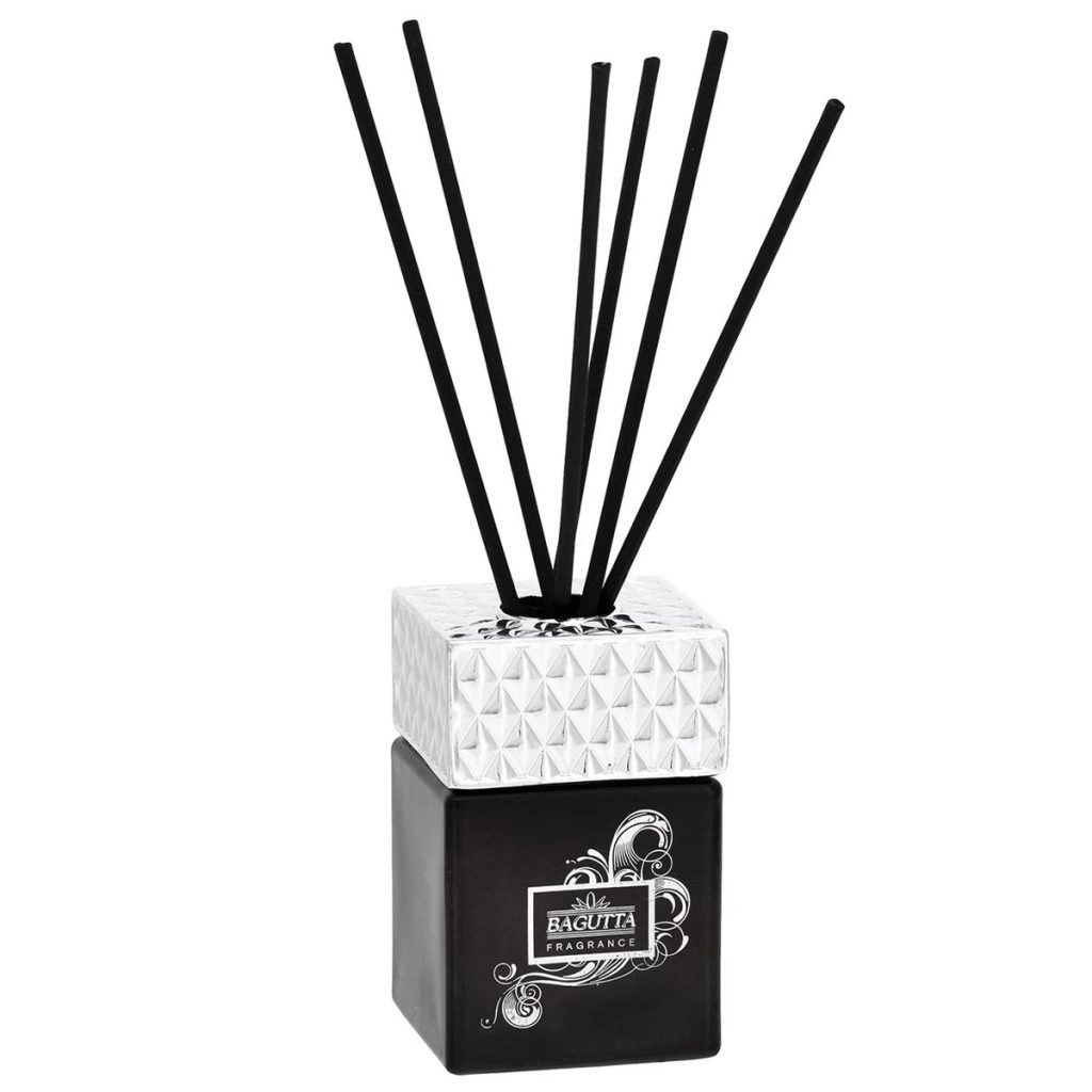Diffusore di fragranza Bagutta Cubo, in vetro nero con coperchio in metallo argentato e bastoncini neri.