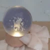 Sfera di cristallo 3D con incisione del Piccolo Principe seduto con la volpe su base in legno luminosa.