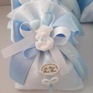 Sacchettino bomboniera battesimo in tulle bianco ricamato con fiocco azzurro e orsetto in gesso con palloncino. Etichetta "Le Petit Bon Bon"