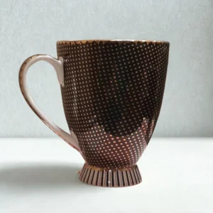 Tazza con piede Maxwell & Williams Teas & C's Regency da 300ml in porcellana, colore marrone/nero con pois e finiture decorative in vero oro.