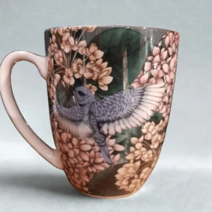 Tazza Maxwell & Williams in porcellana con fantasia di fiori crema e uccello in volo su sfondo verde