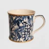 Tazza in porcellana Maxwell & Williams Mantra, design Greg Irvine. Motivo floreale blu e bianco, manico e bordo dorati