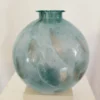 Vaso decorativo sferico in vetro artistico con sfumature blu e grigio.