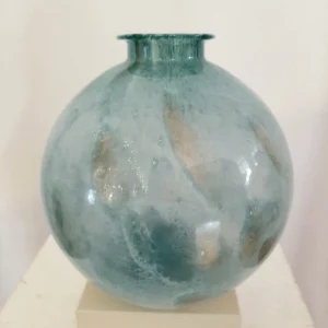 Vaso decorativo sferico in vetro artistico con sfumature blu e grigio.