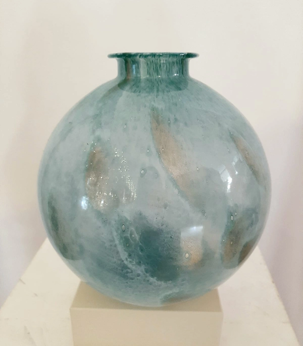 Vaso decorativo sferico in vetro artistico con sfumature blu e grigio.
