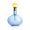 Bottiglia decorativa IVV Chemical in vetro borosilicato blu con inserto interno verde e tappo sferico ambra, altezza 27,5 cm.