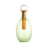 Bottiglia slanciata IVV Chemical in vetro borosilicato verde trasparente con cilindro interno ambra e tappo a sfera grigio, altezza 32,5 cm.
