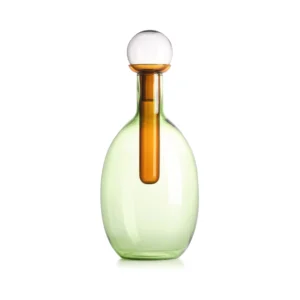 Bottiglia slanciata IVV Chemical in vetro borosilicato verde trasparente con cilindro interno ambra e tappo a sfera grigio, altezza 32,5 cm.