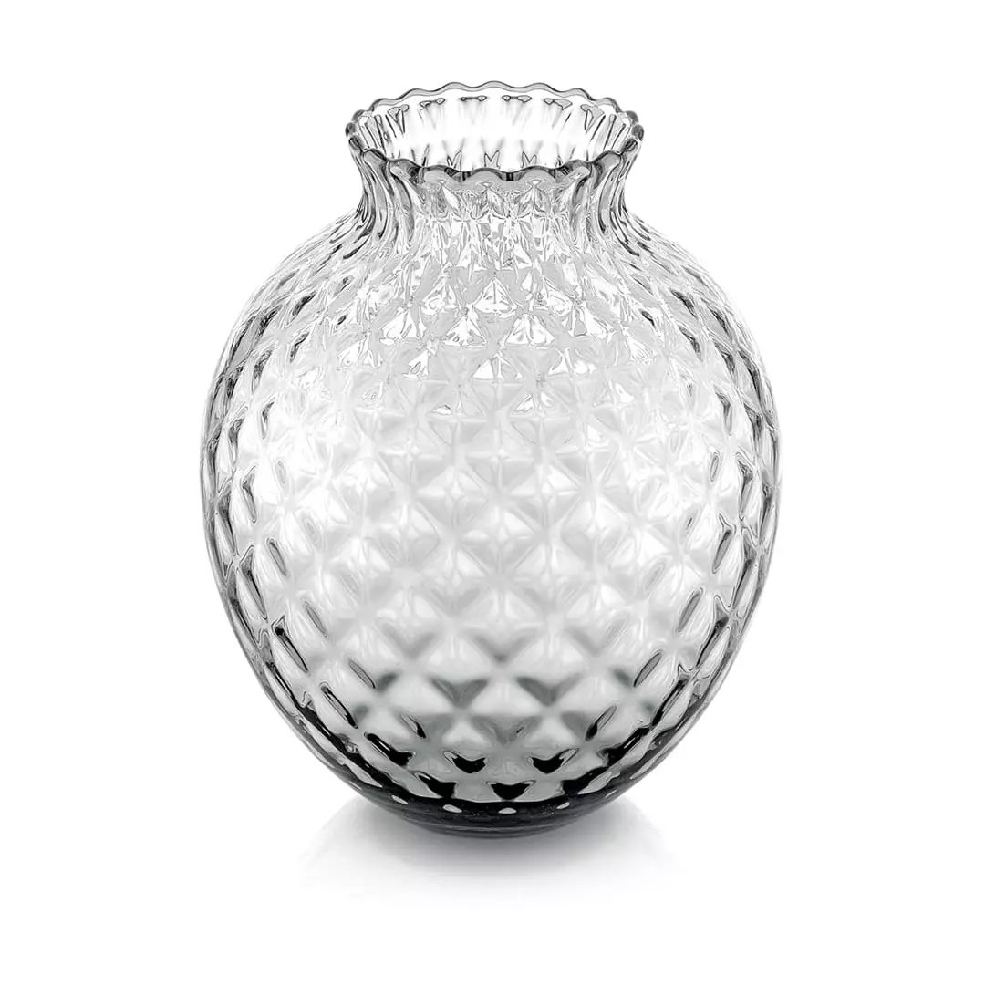 Vaso sferico IVV Infiore in vetro trasparente con texture a rombi in rilievo e bordo superiore ondulato, altezza 28,5 cm