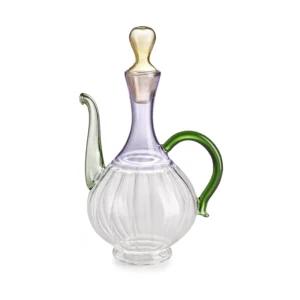 Oliera in vetro borosilicato trasparente IVV Sahara con corpo scanalato, collo ametista, tappo ambra e manico verde smeraldo, fondo bianco